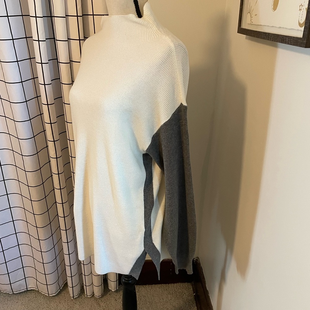 Vera wang grey/off white sweater .. mock loose neck..SzS
